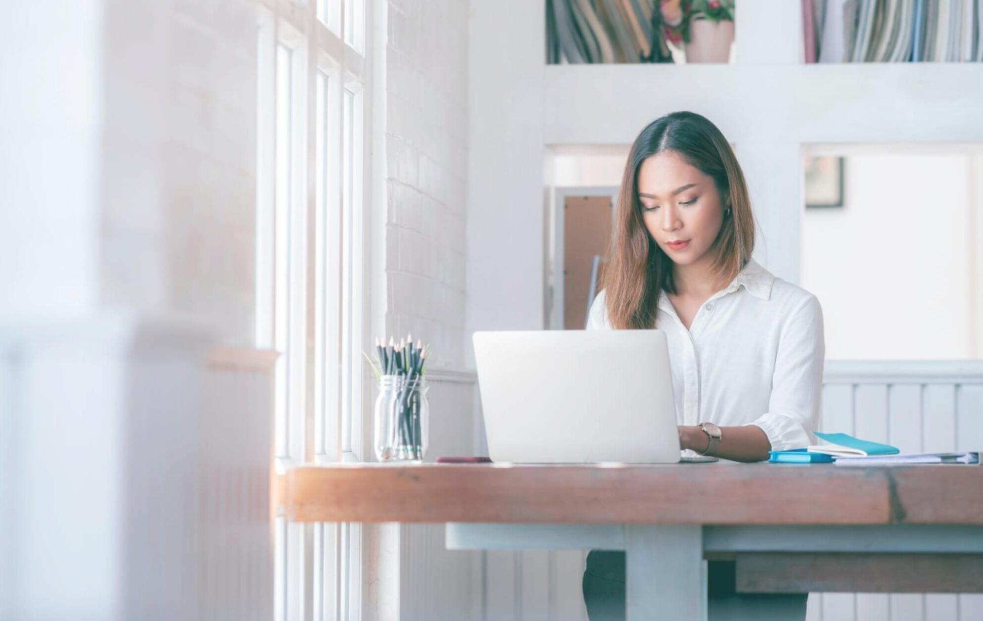 Estudiante analizando datos de keywords en ordenador portátil