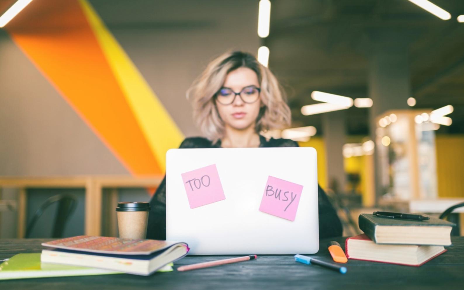 Vista de espacio de trabajo con herramientas digitales de análisis SEO