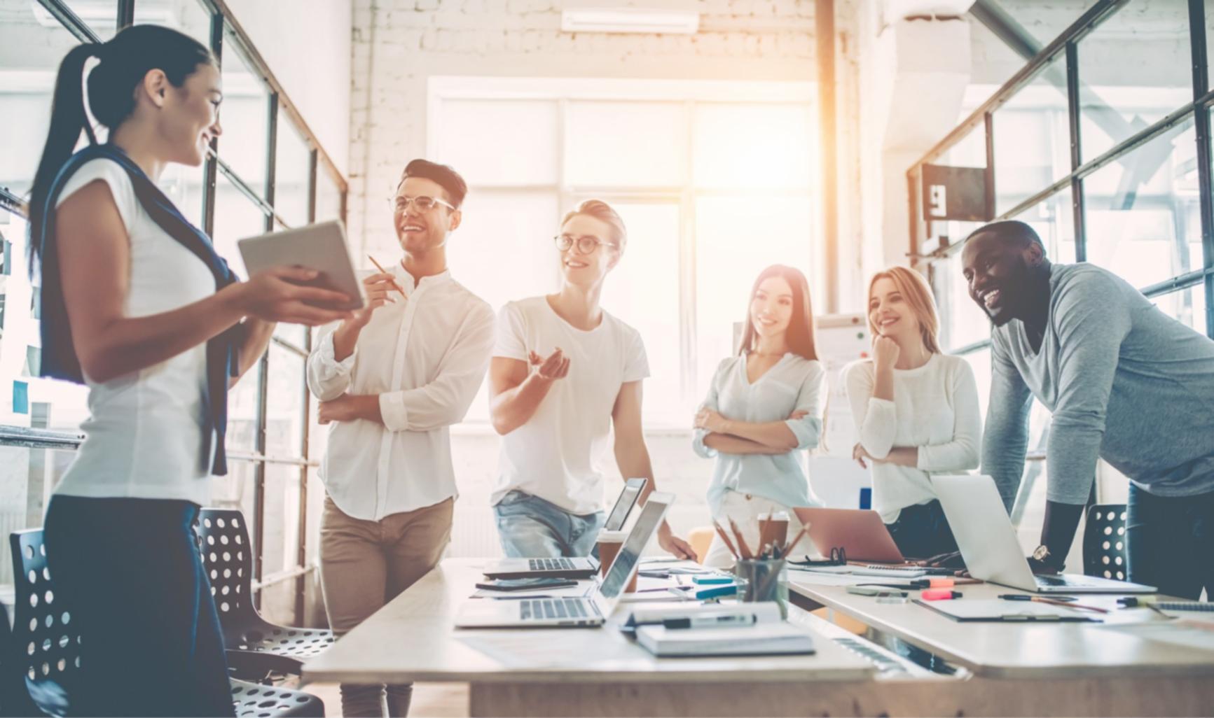 Sesión de trabajo en investigación de palabras clave con herramientas profesionales